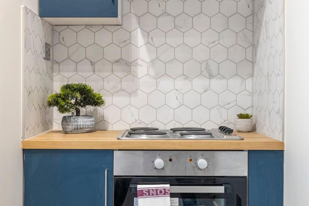 74 Graham Road - Basement * Londra