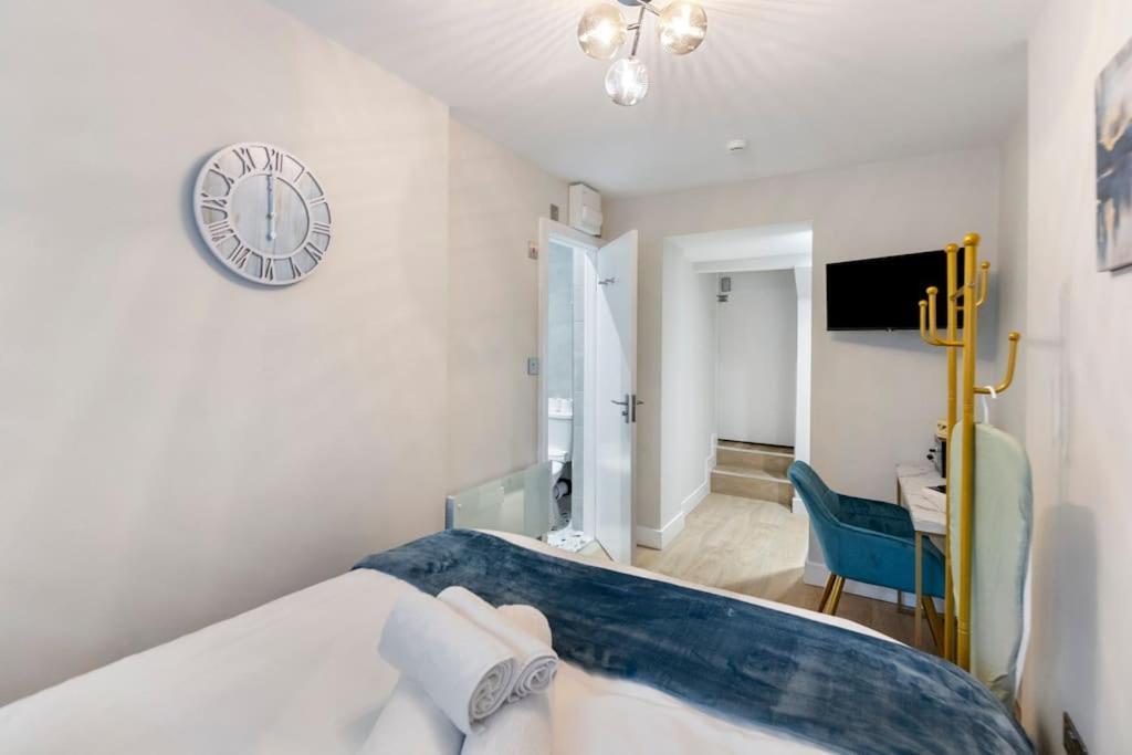 Aparthotel 74 Graham Road - Basement Londra
