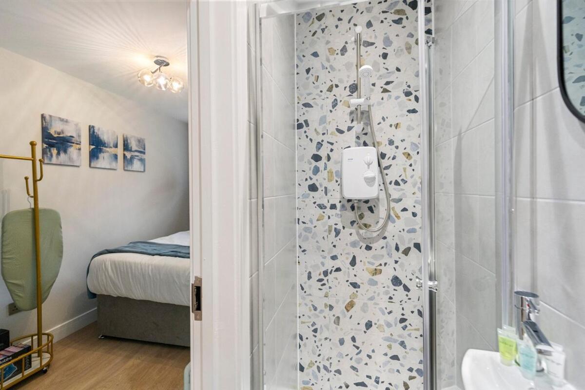 74 Graham Road - Basement Aparthotel Londra